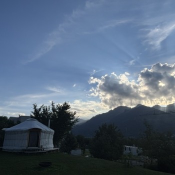 Jurte mit Wolken